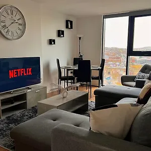  Apartment Penthouse Gem, Central, Scenic Views, Stylish, Modern, Centre 2br United Kingdom